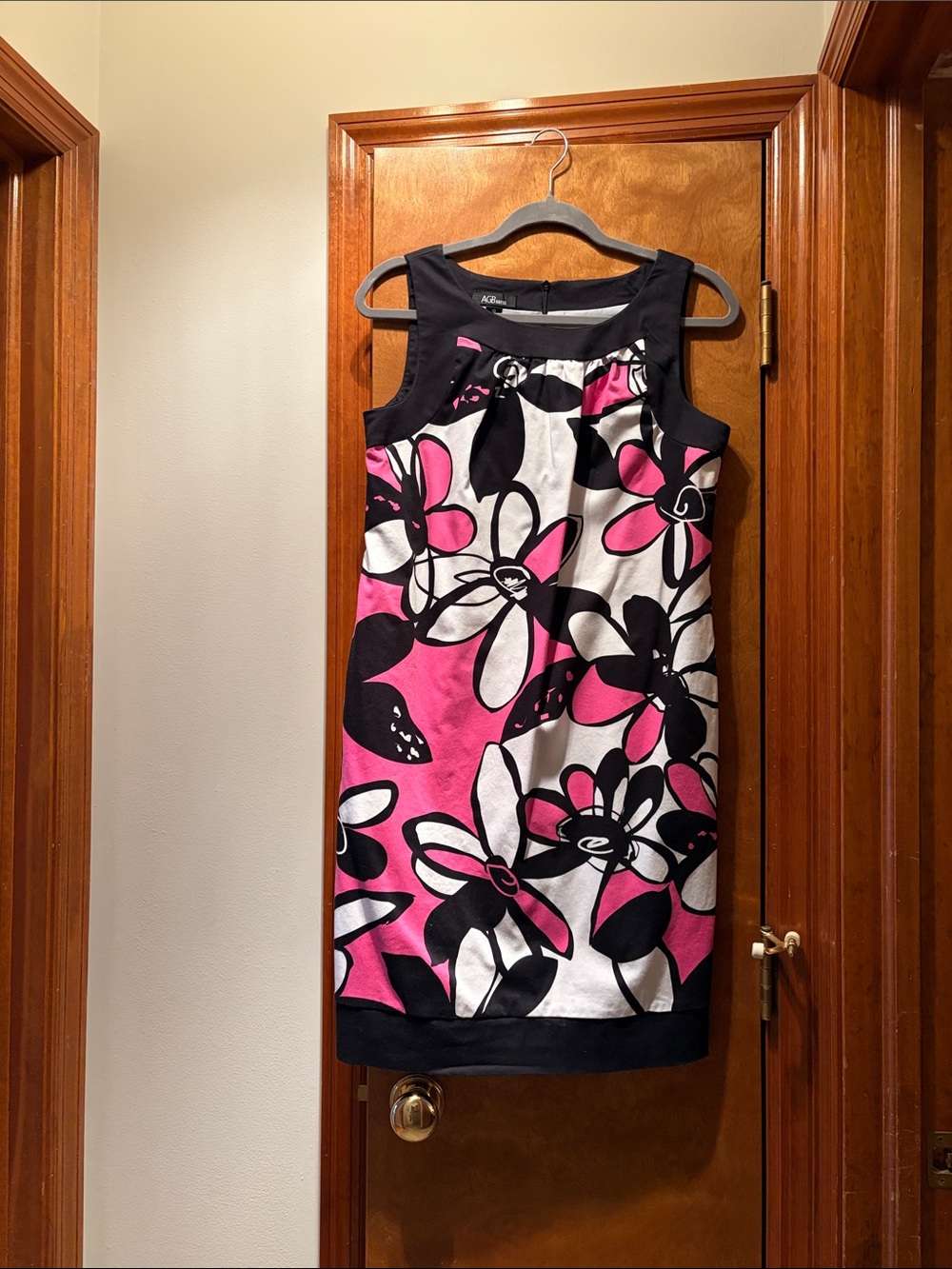AGB Sleeveless Floral Shift Dress in Pink, Black & White